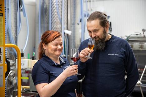 Sofia ja Heikki Latvajärvi tarkkailevat säännöllisesti viinitilansa tuotteiden makua ja muita ominaisuuksia. ”Makuaistimme on kehittynyt näinä vuosina huimasti”, he sanovat. 