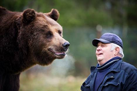 Aamulehti vieraili suurpetokeskuksessa elokuussa 2015. Kuvassa taiteilijanakin tunnettu Juuso-karhu ja karhumies Sulo Karjalainen.