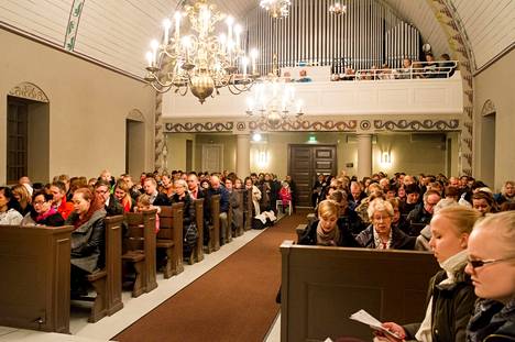 Kauneimpia joululauluja on laulettu perinteisesti joulun aatonaattona Aitolahden vanhassa kirkossa. Vuoden 2015 tilaisuudessa kirkko täyttyi urkuparvea myöten.