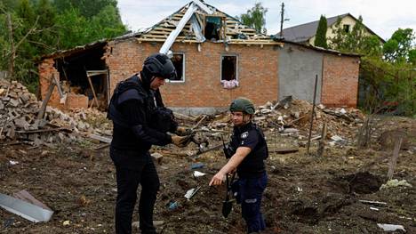 Poliisit tutkivat pommin palasia Ukrainan Harkovassa 18. toukokuuta. Venäjän uusi maaoperaatio Harkovassa alkoi noin viikko sitten.