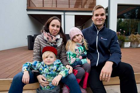 Sonja ja Aleksi Tammentie haluavat asua lähellä kaupunkia ja luontoa. Lintuhytti onkin perheelle täydellinen asuinalue.