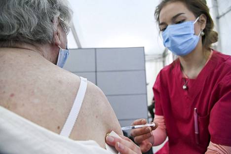 THL on antanut suosituksen, että kunnat alkaisivat tarjota neljänsiä rokoteannoksia jo tässä kuussa.