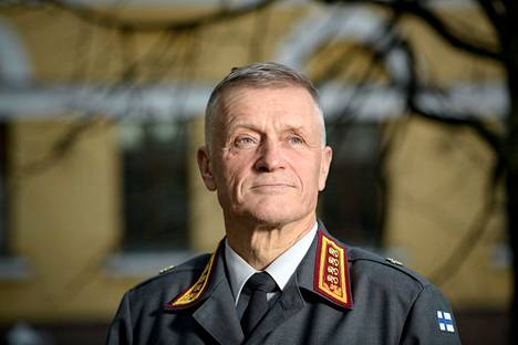 Nato-jäsenyys aiheuttaa joukkorakenteen tarkastelua. ”Saamme velvoitteita, kuten muutkin jäsenmaat. Meidän pitää kyetä asettamaan joukkoja tehtäviin myös Suomen rajojen ulkopuolelle”, puolustusvoimain komentaja, kenraali Timo Kivinen sanoo. Kivinen kuvattiin 1. marraskuuta tänä vuonna Helsingissä.