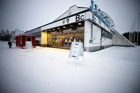 Tampereella äänestetään ensimmäistä kertaa ennakkoon Hakametsän jäähallin käytävällä.