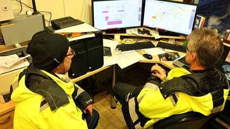 Veli-Pekka Vanhatalo ja Samuli Vanhatalo valvovat Merikarvian jätevedenpuhdistamolla, että laitoksen prosessit toimivat ja näytteet vastaavat tavoitearvoja. Automatisointi tulee helpottamaan päivystysvelvoitteita.