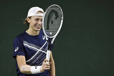 Emil Ruusuvuori aloittaa ottelunsa Wimbledonissa maanantaina.

