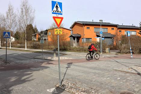 Korotettu pyöräilijän tienylityspaikka Tampereen Muotialassa. Pyöräilijällä on näissä risteyksissä etuajo-oikeus.