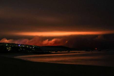 Metsäpalot raivosivat La Teste-de-Buchin kunnan hiekkadyynien lähellä aamuyöllä 18. heinäkuuta.