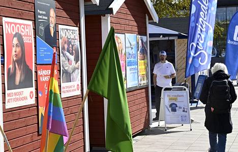 Eri puolueiden vaalimainoksia ja vaalimökkejä vaalitorilla Uppsalassa 5. syyskuuta. 