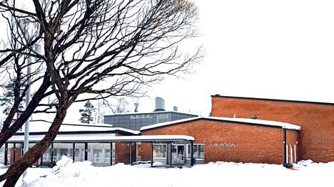 Petäjäveden kirkonkylän koulua johtaa lukuvuonna 2022–2023 määräaikaisesti luokanopettaja Hanna-Maria Jylhä, jonka tehtävä koulunjohtajana vakinaistetaan ensi kesästä lähtien. Luminen koulunpiha on kuvattu talvella 2022.