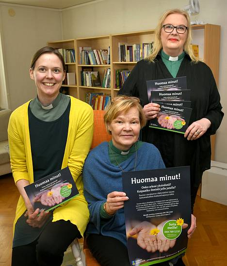 Diakoniatyöntekijät Piritta Räsänen (vasemmalla), Ulla Forsman ja Pia Erake toivovat, että kampanjan avulla diakoniatyöntekijät voivat auttaa yhä useampaa yksinäistä ihmistä.