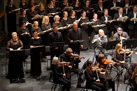 Pori Sinfoniettan Requiemin esityksessä solistit olivat (vasemmalla orkesterin takana) Reetta Haavisto, Jeni Packalen, Heikki Halinen ja Niklas Spångberg. 