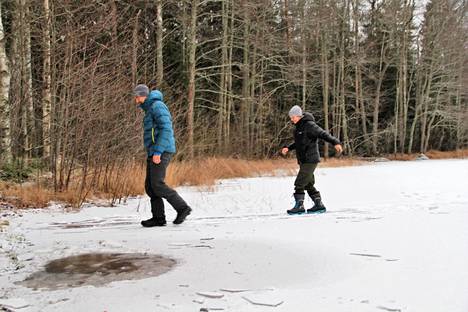 Vincent ja Claudia viettävät useamman viikon Sääksjärven rannassa. He haluavat päästä kunnolla järven jäille. Nyt jää on vielä liian heikkoa.