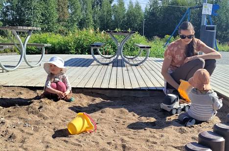 Onko Tuurenpuiston Dinosauruspuisto Nokian paras leikkipuisto? Siellä käyvät leikkimässä ainakin Vanessa Nurminen lastensa Vionan (3 vuotta) ja Elvinin kanssa (täyttää syyskuussa vuoden).