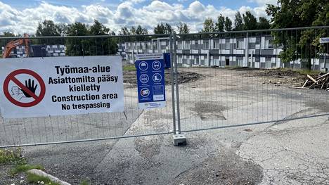 Nanun koulun toiminta siirrettiin sisäilmaongelmien vuoksi taustalla näkyviin parakkitiloihin jo kuusi vuotta sitten. Työmaa-aidan takana purettiin Nanun vanhaa koulurakennusta viime syksynä.