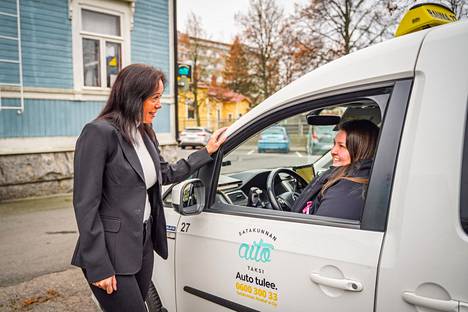 Satakunnan Aluetaksit Oy:n toimitusjohtaja Salla Härmä juttelee raumalaisen taksinkuljettaja Mari Salmisen kanssa aamupäivän kiireistä.