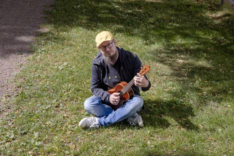 Kitaristi Timo Jauhiainen opettaa myös ukulelen soittoa. Nuoret ovat innostuneet helposti lähestyttävästä soittimesta Youtube-videoiden ansiosta.