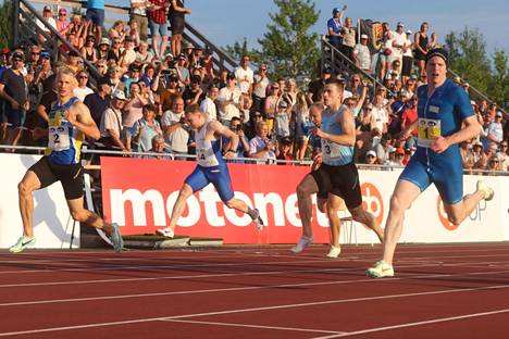 Samuli Samuelsson (2) voitti SM-kultaa 100 metrillä, Samuel Purola (1) oli hopealla.