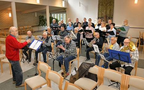 Musiikkia harrastavat seniorit pistävät parastaan ensi keskiviikon matineassaan Posellissa. Leo Kivirauma vetää Seniorisoittajia.
