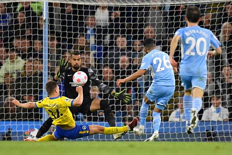 Manchester Cityn Riyad Mahrez (toinen oik.) teki joukkueensa ensimmäisen maalin Brightonia vastaan.