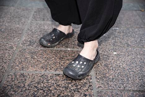 Mia Rantasepän jalasta löytyivät kesän kuumimmat jalkineet: crocsit. Määritelmä huvitti Rantaseppää. Elämää nähneet crocsit ovat äidin vanhat työjalkineet, mutta mukavat jalassa.