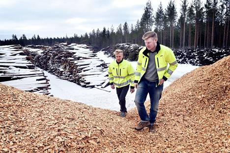 Energiapuuyrittäjät Jesse (vas.) ja Mikko-Joonas Kuuminainen muun muassa toimittavat haketta voimalaitoksiin. Kuva vuodelta 2016.