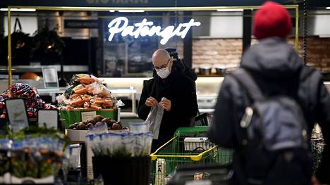Ihmiset tekivät ruokaostoksia Kannelmäen Prismassa Helsingissä 21. joulukuuta. Kauppoihin on voimassa vahva maskisuositus ympäri maan, vetoaa Kaupan liitto. 