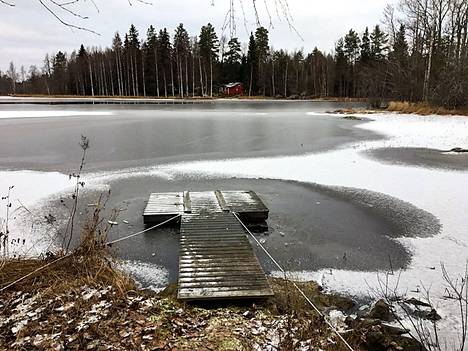 Sääksjärvi on alkanut jäätyä. Kuva on otettu Pirttimäestä. Kuva: Tapio Soivio