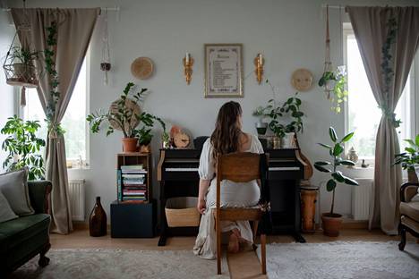 Soili Sipilä kuvailee lapsuuttaan ja nuoruuttaan herätysliikkeen mukana jonkun muun käsikirjoittamaksi elämäksi. Sipilä kuvattiin pianon äärellä kotonaan Lempäälässä 6. heinäkuuta.