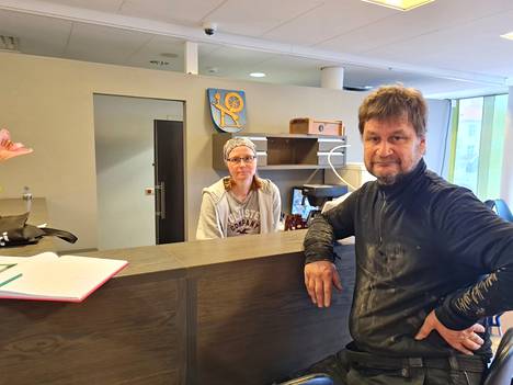 Yrittäjäpari Petri ja Jonna Saarela nähdään Kiikan uudessa ravintolassa sekä tiskin takana että keittiössä. Hyllyn päällä komeilee Kiikan vanha kunnanvaakuna.