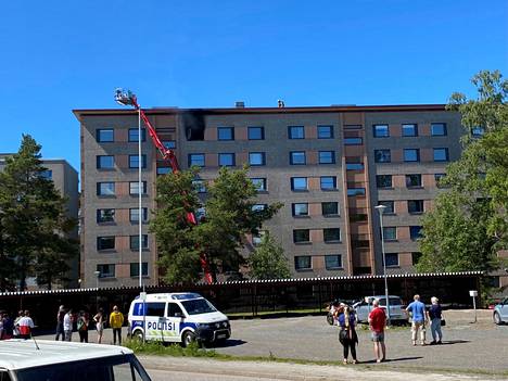 Ihmiset kerääntyivät katsomaan palon sammutusta. 7. kerroksen huoneisto tuhoutui palossa täysin.