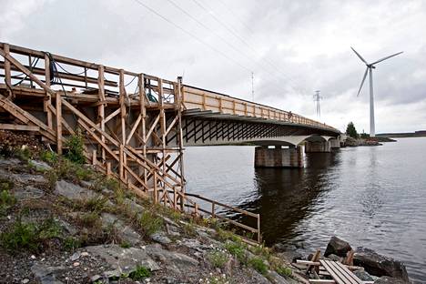 Reposaaren siltaa korjattiin vuonna 2011. Kevyen liikenteen väylä merkitsisi nyt uutta ilmettä sillan maisemaan.