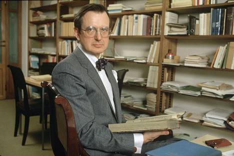 Professori Matti Klinge selasi  vanhaa kirjaa vuonna 1982.