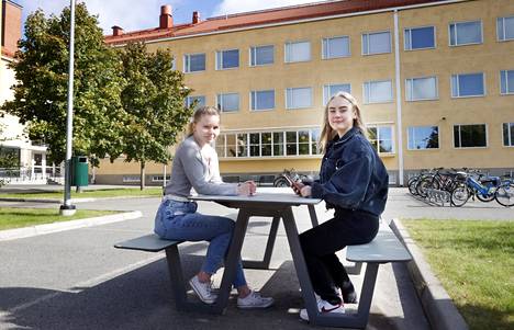 Raumalaiset abiturientit Emma Akkanen ja Minttu Raitaluoto osallistuvat syksyn kirjoituksiin ja ovat lähiopetuksen kannattajia, kun molemmista koulunkäyntitavoista on nyt kokemusta. Molemmat ovat myös ottaneet jo yhden koronarokotuksen.