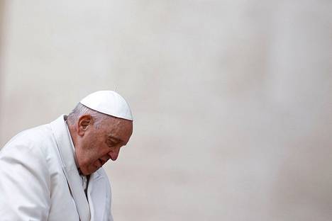 Paavi Franciscuksen kerrottiin keskiviikkona joutuneen sairaalahoitoon. Paavi osallistui aiemmin samana päivänä Vatikaanin Pietarinaukiolla järjestettyyn tilaisuuteen.