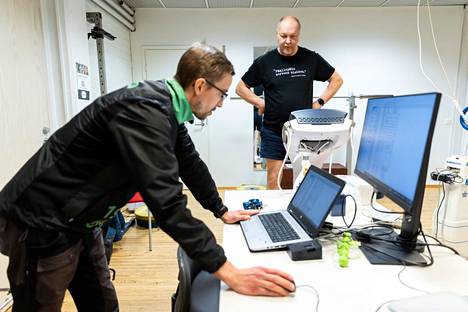Liikuntafysiologi Jere Ahonen mittaa aluksi toimittaja Kari Pitkäsen kehonkoostumuksen. Se paljastaa, että neljännes kropasta on rasvaa. 
