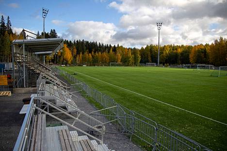 Kauppi 3 -kentällä on tällä hetkellä Tammelan stadionin vanhat katsomot.
