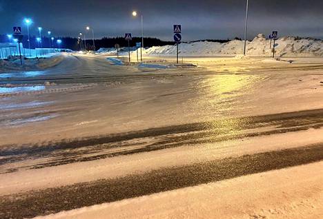 Jäinen tie Linnakalliontien ja Kurikantien risteyksessä Pirkkalassa 21. helmikuuta. 