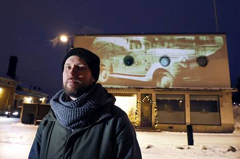 Yksi Lumen-tapahtuman taiteilijoista on pari vuotta sitten raumalaistunut Niko Tiainen. Hänen videoteoksensa 1903 heijastuu Kalatorin majatalon seinään.