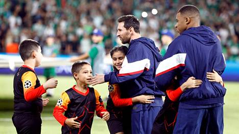 Pelaajien kanssa kentälle tulleet nuoret saattajat halasivat PSG:n Lionel Messiä ja Kylian Kylian Mbappéa (oik.) ennen ottelua.