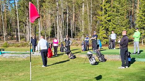 Keuruun Golf ry haluaa liikuttaa keuruulaisia hienon harrastuksen parissa. Kuva vuoden 2022 lyöntiopetuksesta Uskalista.