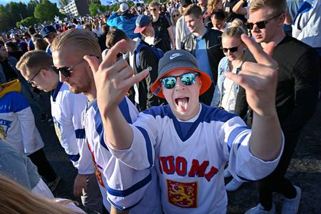 Ihmiset juhlistivat leijonia maanantaina Tampereella Hakametsän jäähallin parkkialueella pidetyissä kultajuhlissa. Axel Salenius poseerasi kameralle ihmisten virratessa pois juhla-alueelta JVG:n ”Voitolla yöhön” -kappaleen soidessa.