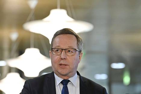 Elinkeinoministeri Mika Lintilä kertoo, että hallituksen kaavailemaan suoraan sähkötukeen saadaan rahaa muun muassa tuulivoiman maksamatta jääneestä tuotantotuesta. Hänet kuvattiin varautumisen ministerityöryhmän kokouksen jälkeen Helsingissä 7. huhtikuuta 2022.
