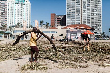 Ennennäkemättömät tulvat vaikuttivat lähes 41  000 ihmiseen ja jättivät jälkeensä mittavia tuhoja Durbanissa Etelä-Afrikassa