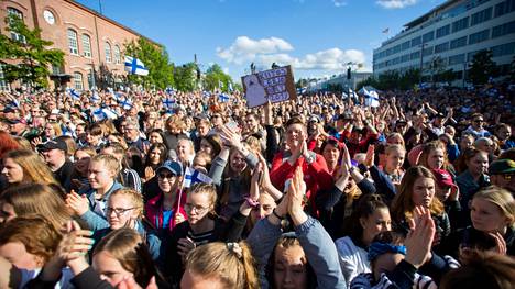 MM-kultajuhlat Frenckellinaukiolla toukokuussa 2019. Uusien kultajuhlien mahdollisuuteen kannattaa varautua voittamalla maajoukkueen pelipaita Aamulehden arvonnoista.