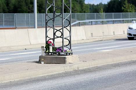 Kolmen ihmisen hengen vaatineen ulosajon onnettomuuspaikalle on tuotu kukkia ja kynttilöitä Savonlinnassa 31. heinäkuuta. Onnettomuuspaikalta ei ole poliisin mukaan löytynyt jarrutusjälkiä.