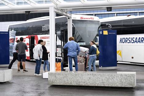 Pietarista tulleen linja-auton matkustajia Helsinki-Vantaan lentoasemalla 26. heinäkuuta 2022.