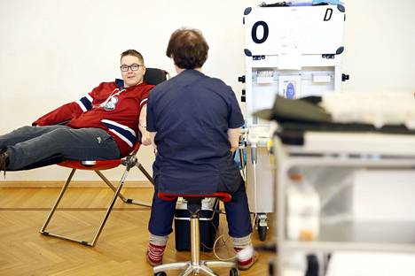 Porilainen Elmeri Kunnas luovutti verta armeijalomallaan keskiviikkona. Sairaanhoitaja Eija Olkkonen avusti.
