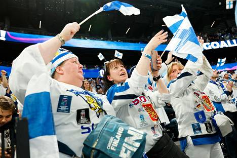 Yleisöä viime vuoden jääkiekon MM-ottelussa Suomi–Britannia Nokia-areenassa.