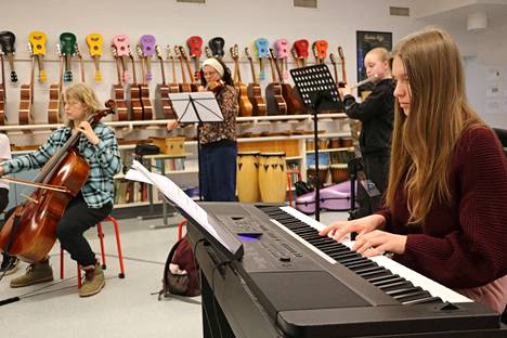 Orkesterin harjoituksissa soi niin sello, viulu, huilu kuin pianokin. Etualalla koskettimia näppäilee yhdeksäsluokkalainen Eeva Rintakumpu.
